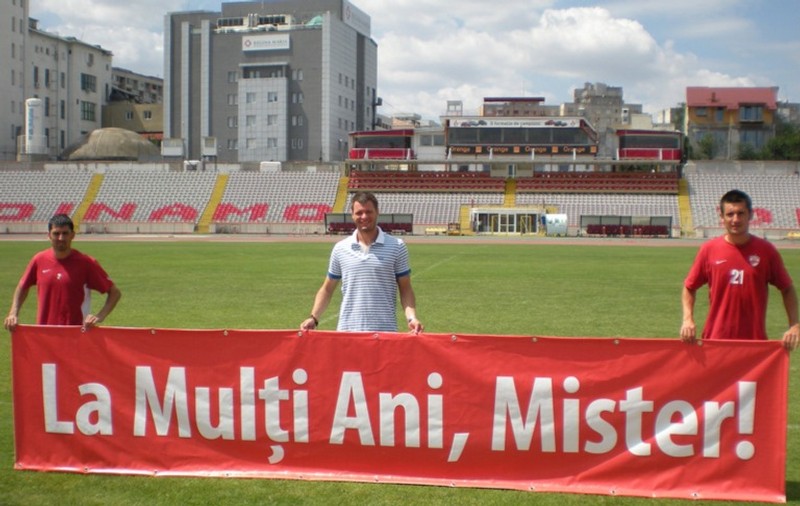 Jucătorii lui Dinamo au ieşit la antrenament cu un banner pe care scria: ”La mulţi ani, Mister!”