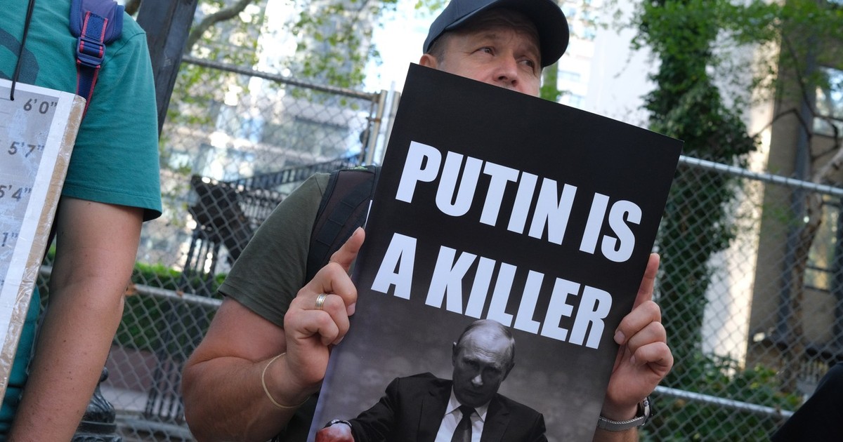 New York, august 2025. Un grup de protestatari denunță crimele lui Vladimir Putin. Imagine cu caracter ilustrativ Foto: Profimedia