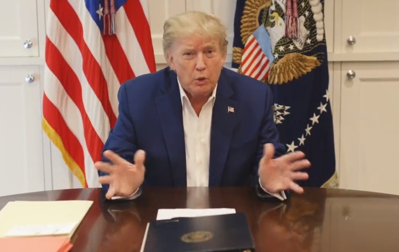 Donald Trump și-a reluat activitatea în Biroul Oval, deși încă e contagios. Infecția cu COVID, “o binecuvântare de la Dumnezeu”