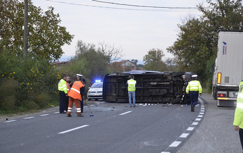 Doi morți într-un accident teribil. Depășire fatală în Caraș-Severin