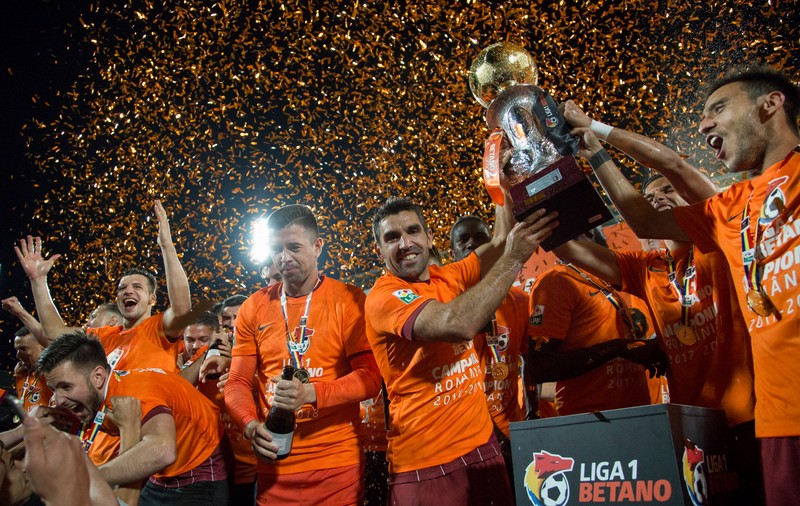 Istoria lui CFR Cluj. De la abonament la Divizia B, la blatul din 1974, de la ”dopaj” - la promovarea din 2004, de la Liga Campionilor, la insolvență. Cine e patronul fără față care a făcut CFR marfă!