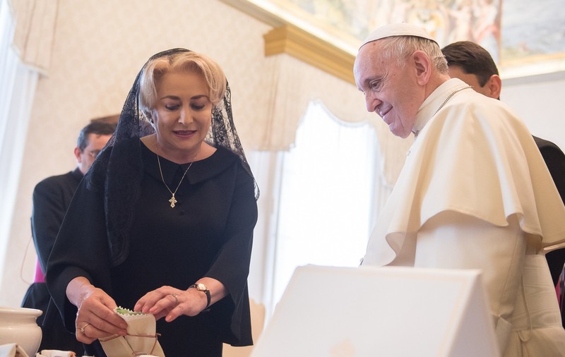 UPDATE. Viorica Dăncilă i-a oferit Papei Francisc semințe de ceapă de Buzău și un stilou; Premierul a primit trei cărţi și o medalie din bronz (FOTO)