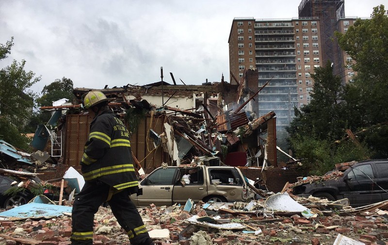 Un mort şi zece răniţi într-o explozie la New York