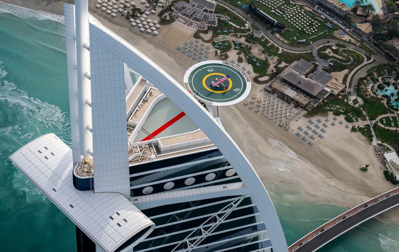 Un pilot polonez a reușit prima aterizare din istorie pe heliportul hotelului Burj Al Arab din Dubai
