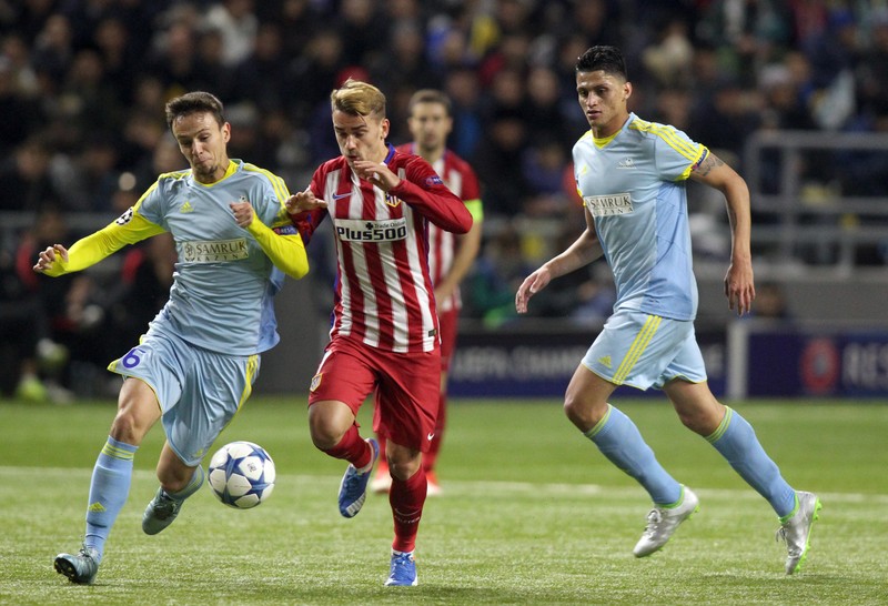 Antoine Griezmann (tricoul în dungi), anihilat de Nemanja Maksimovici, de la Astana. Foto: EPA
