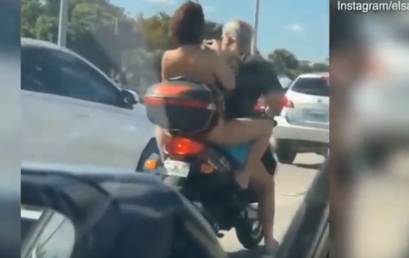 VIDEO | O femeie a făcut un gest incredibil în public. Cine a observat momentul a rămas cu gura căscată