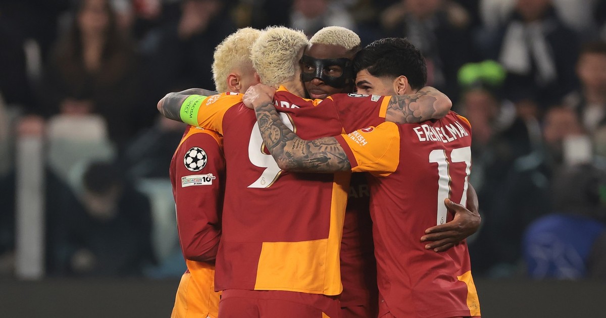 Victor Osimhen, de la Galatasaray SK, sărbătorește împreună cu coechipierii după ce a marcat golul care a redus diferența la 3-1 în meciul Juventus - Galatasaray.