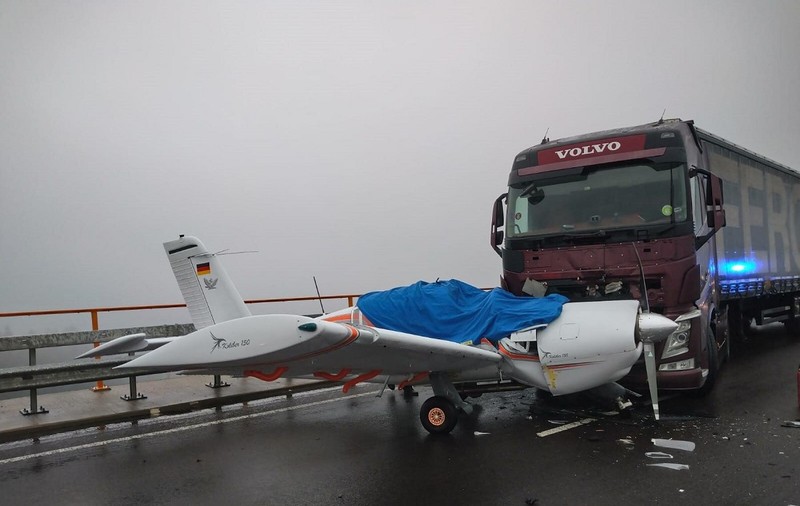 VIDEO | Accident neobișnuit: un șofer român a intrat cu TIR-ul într-un avion, pe o autostradă din Germania