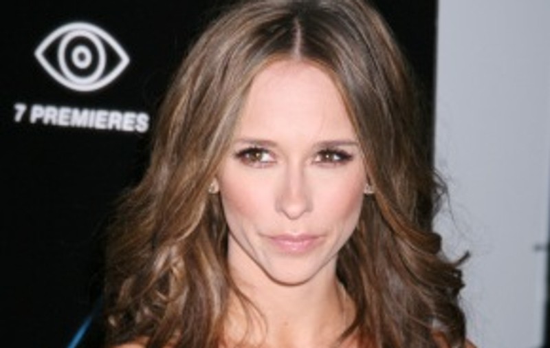 VIDEO / Jennifer Love Hewitt, ”păsărică” cu Swarovski!