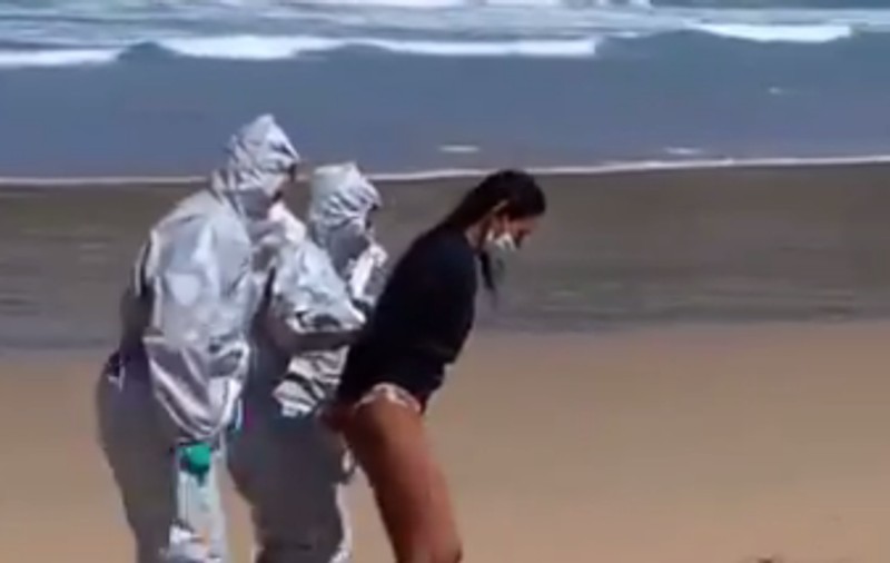 VIDEO | Practicantă de surf din Spania, luată din apă și încătușată de polițiști, din cauză că nu a respectat regulile de izolare