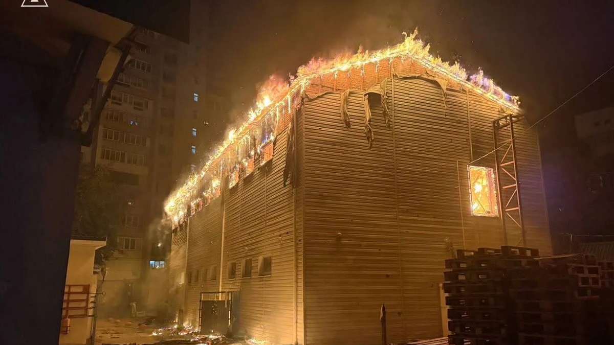 Clădire din Kiev, în flăcări în urma atacului devastator al Rusiei. Sursă foto: Telegram/Serviciul de Urgență de Stat al Ucrainei.