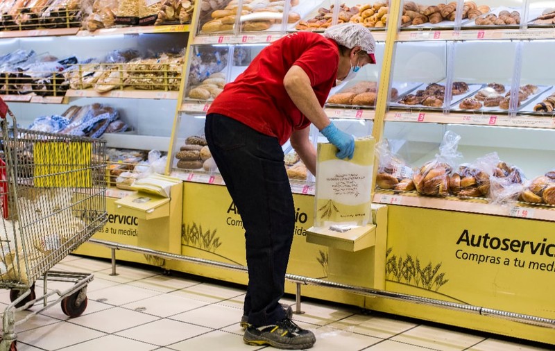 O angajată Auchan, concediată după 19 ani de muncă: a fost filmată când ia banii din portofelul unui client, în Spania