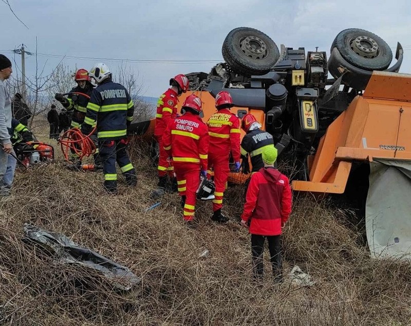 Accidentul cu trei morți de la Avrig a fost filmat. Momentul în care basculanta strivește un autoturism și apoi cade de pe viaduct | VIDEO