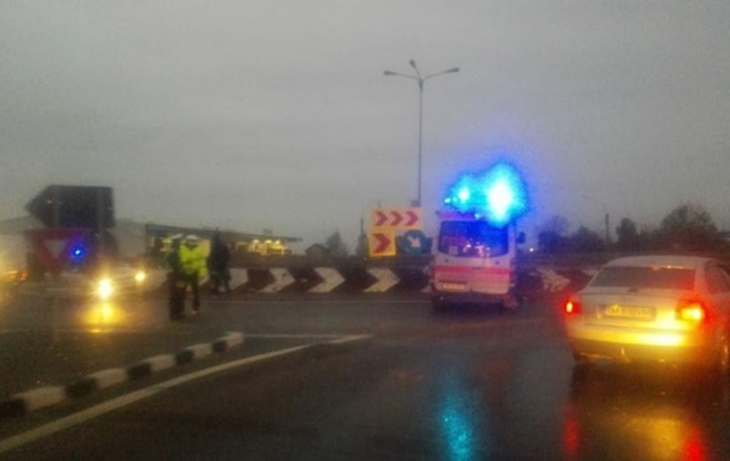 O ambulanță a intrat într-un sens giratoriu, în Timiș. Medicul și pacientul au fost răniți |FOTO