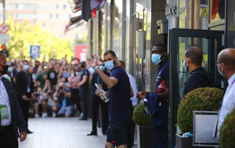 „Allez les Bleus!”. Peste 100 de suporteri au așteptat în fața unui hotel din București întâlnirea cu vedetele naționalei Franței