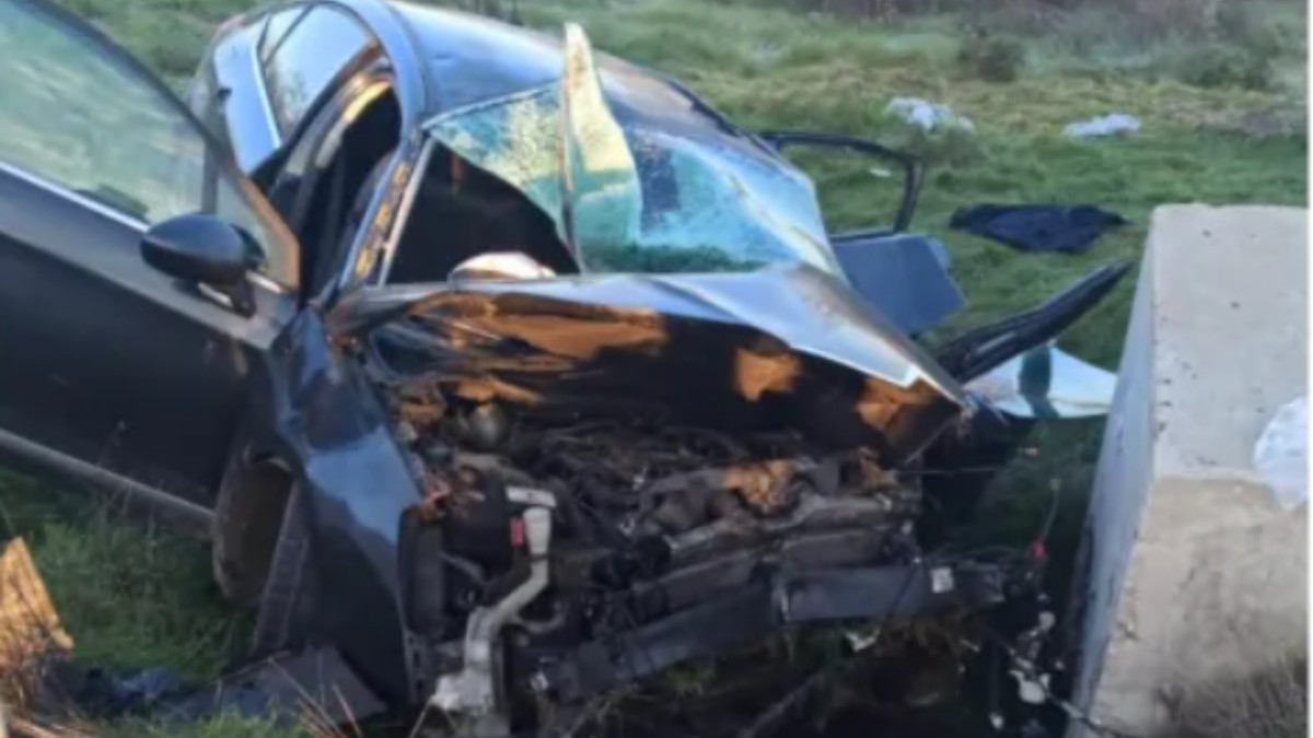O mașină avariată în urma unui accident rutier în Deleni, 19 decembrie 2025