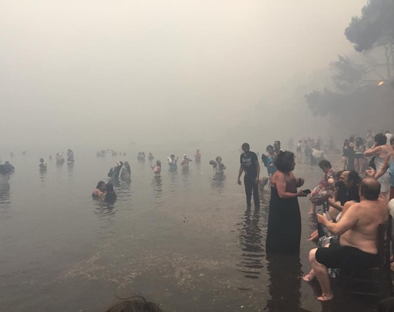 Doliu în Grecia, după incendiile soldate cu cel puțin 85 de morți și 187 de răniți. Aproximativ 100 de persoane sunt date dispărute / FOTO