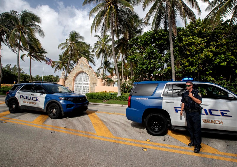 Mai mulți agenţi FBI au descins luni la celebra reşedinţă Mar-a-Lago, deținută de fostul lider american în statul american Florida (foto EPA)