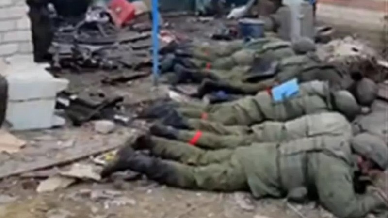 Militarii despre care se presupune că sunt ruși, imediat după ce se predau ucrainenilor și li se cere să se întindă la pământ. Foto: Captură video