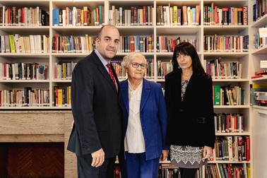 Lidia Maksymowicz (centru), alături de cei care o ajută să își planifice conferințele și interviurile, Roberto Falletti și Renata Rychlik