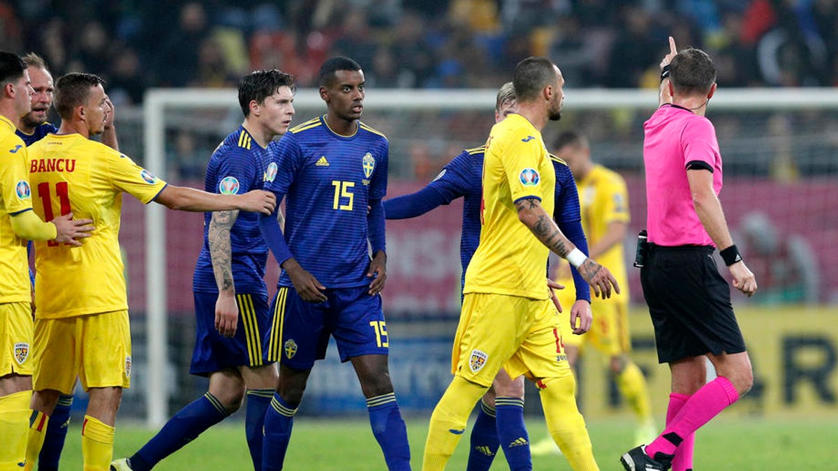 Alexander Isak (nr. 15 pe tricou), la meciul cu România din noiembrie 2019. Foto: EPA