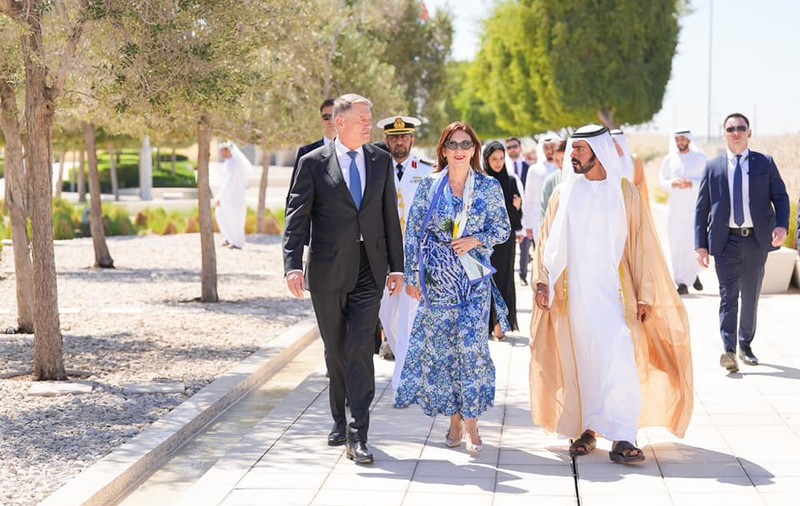 Cât costă eșarfa purtată de Carmen Iohannis în Abu Dhabi. Prima-doamnă e atentă la detalii