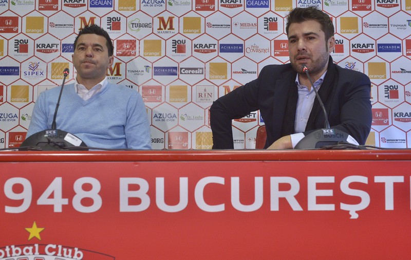 Show cu Adi Mutu și Cosmin Contra într-un club din București. La petrecere au participat și Per Johansson cu Linnea Torstenson! VIDEO