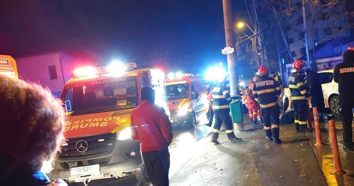 Imagini de noapte, bulevardul Uverturii, Bucuresti, locul unui accident in care 4 pietoni au fost loviti, se vad ambulante, pompieri pe strada,