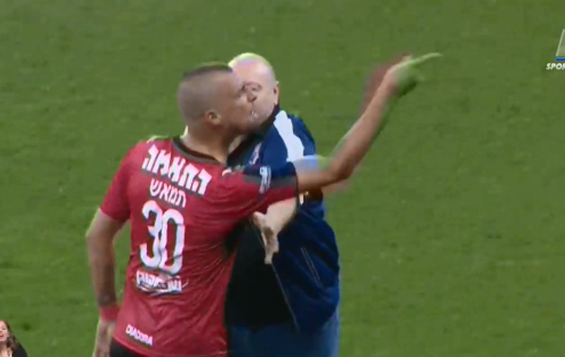 Gabi Tamaș i-a scuipat și i-a înjurat pe suporterii echipei Maccabi Haifa. Echipa lui, Hapoel Haifa, s-a calificat în semifinalele Cupei Israelului / VIDEO