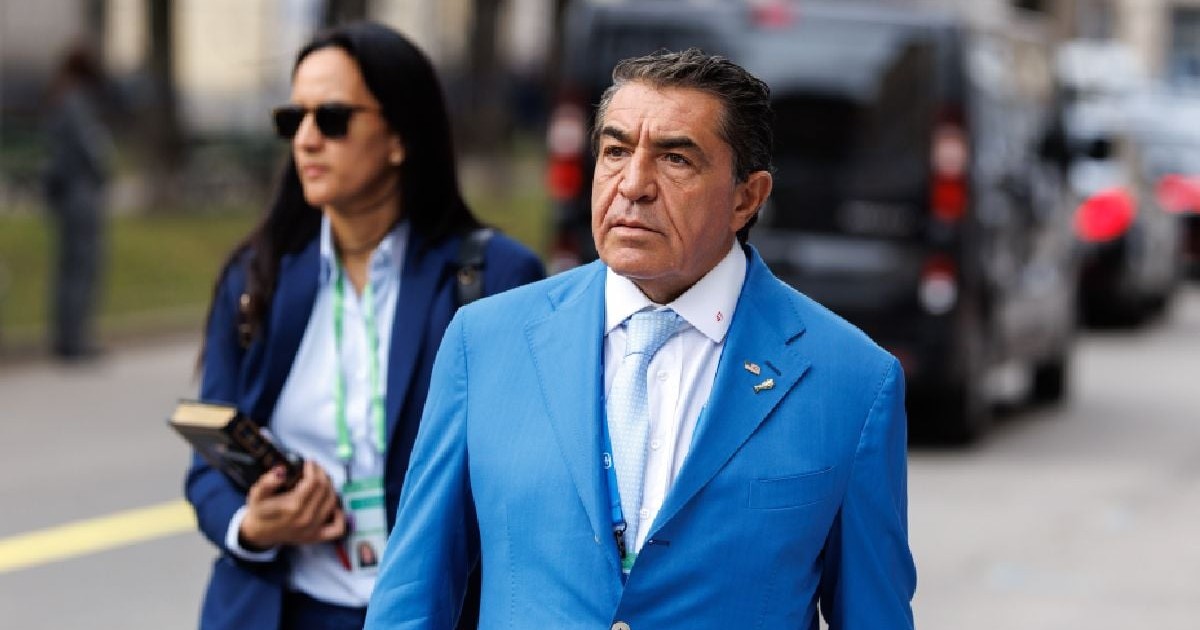 Imaginea îl surprinde pe omul de afaceri Paolo Zampolli, emisar special al SUA, îmbrăcat într-un costum albastru deschis, mergând pe o stradă în timp ce este însoțit de o femeie care poartă o mapă.