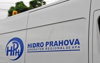 O mașină albă pe care scrie HIDRO Prahova SA