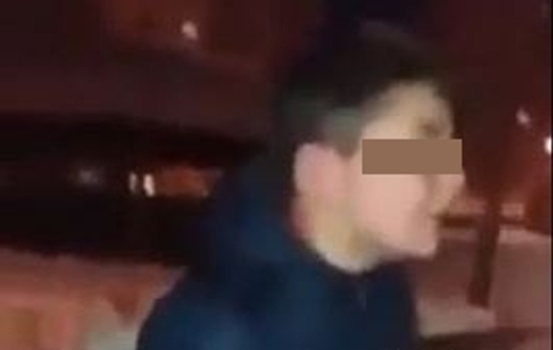 Un copil a fost bătut într-un parc din Brașov. Violențele a fost filmate, iar nimeni nu a intervenit să le oprească