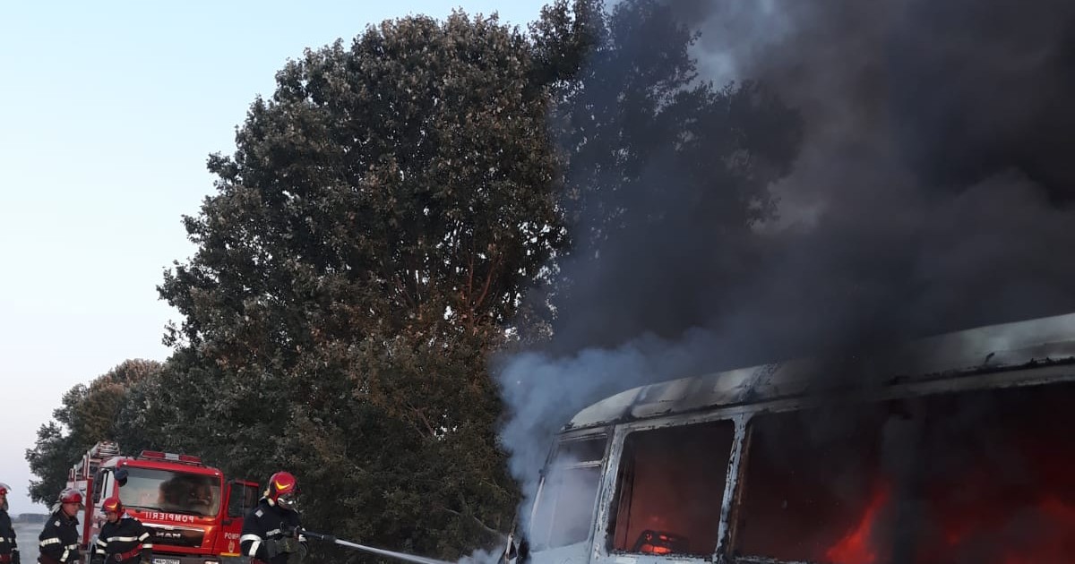 Microbuz mistuit de un incendiu în Tulcea. Pasagerii au scăpat nevătămați