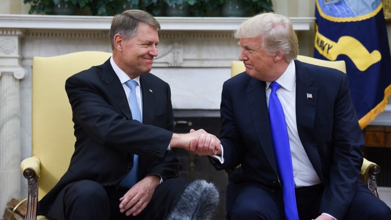 În 2017, Klaus Iohannis a fost primul lider est-european primit de Donald Trump la Casa Albă. Foto: Administrația Prezidențială