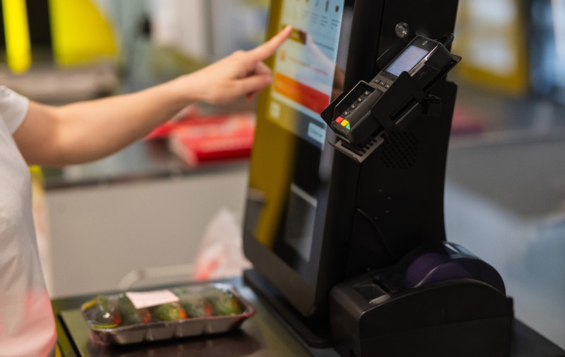 O directoare de școală a fost prinsă când fura 98 de articole dintr-un supermarket, la casele self-pay, în SUA