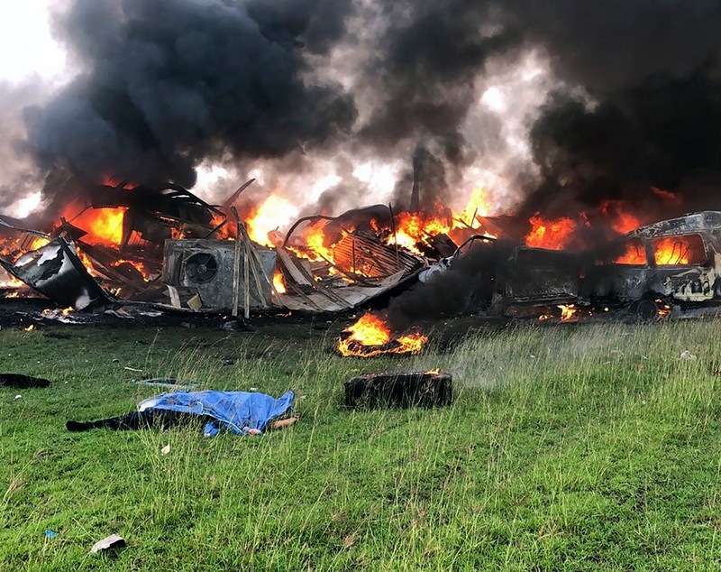 Un șofer de TIR a dispărut cu cabina și e de negăsit, după un accident cu 26 de morți în care remorca lui și un microbuz au luat foc, în Mexic