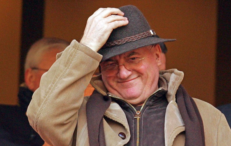 Dumitru Dragomir este angajatul fiului său, Bogdan. ”Nu iau nici un ban, trăiesc din pensie”