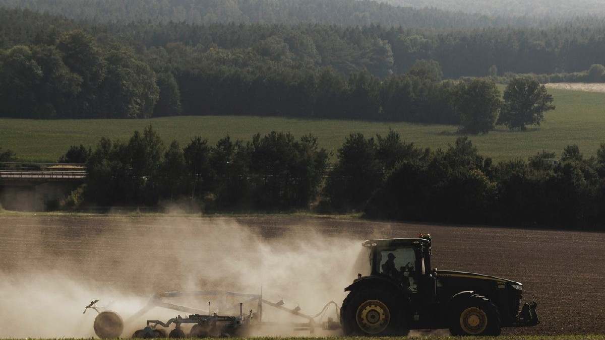 Un tractor traversează un câmp uscat în Kodersdorf, 15 august 2025.