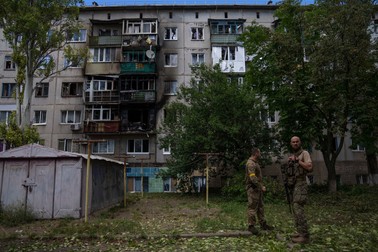 Raportul Amnesty International susține că civilii din Ucraina sunt în pericol deoarece armata ucraineană a creat „baze militare în zone rezidențiale". Fotografie din Kramatorsk / Profimedia