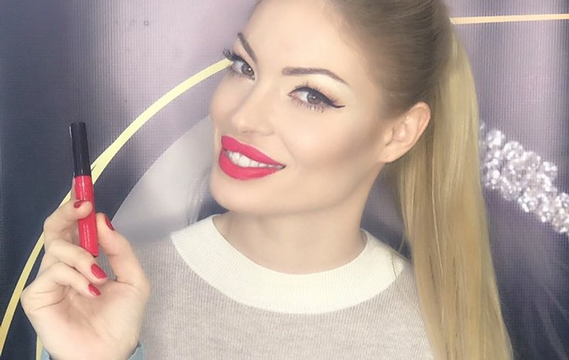Valentina Pelinel împlinește 37 de ani. Cum s-a fotografiat blonda