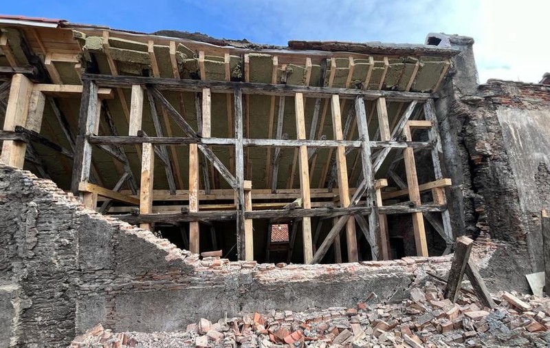 O clădire cu 12 apartamente din centrul istoric al Brașovului s-a prăbușit parțial. Toți locatarii au fost evacuați