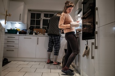 Alina și Dudu pregătesc cina în bucătăria casei lor din Ruislip, o suburbie a Londrei