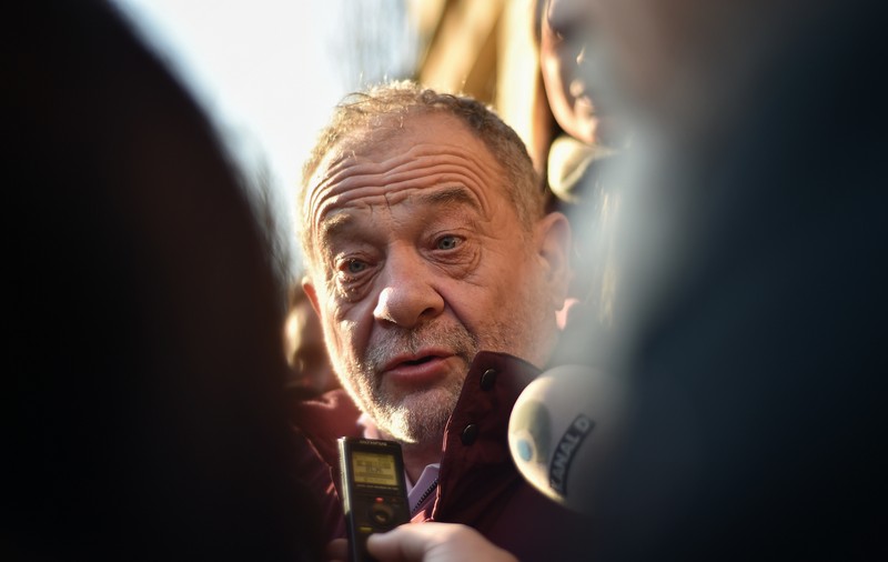 Dumitru Buzatu, nemulțumit că a fost interogat de „mascați cu veste antiglonț” atunci când a fost prins cu mita în portbagaj. Apărarea: „I-a fost încălcat dreptul la tăcere”