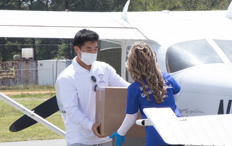 VIDEO |  Un pilot în vârstă de 16 ani livrează măști și mănuși spitalelor care luptă împotriva COVID-19
