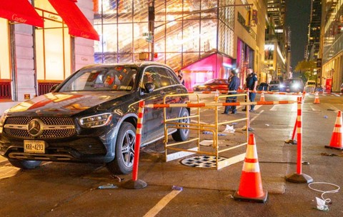 O parcare banală în Manhattan s-a terminat tragic. O femeie a deschis portiera SUV-ului Mercedes și a murit