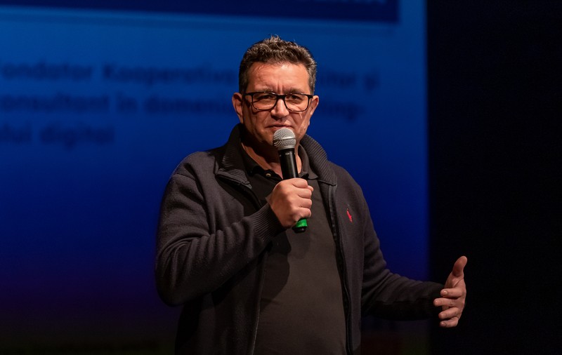 Derapajul unui cunoscut blogger în direct la Digi 24. Le-a ironizat pe victimele lui Andrew Tate: „Cine le-a pus să se ducă în gura lupului?”. Și-a cerut scuze ulterior