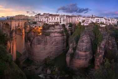 Imagine cu podul Puente Nuevo, cele mai nou dintre cele trei poduri din Ronda