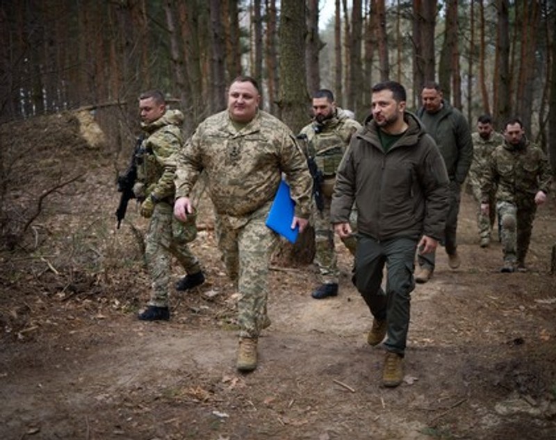 Zelenski, fotografiat în trașee și buncăre. Liderul ucrainean, în vizită la fortificațiile care se construiesc în Sumî | VIDEO