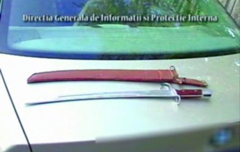 Au jefuit primari şi au blocat drumuri