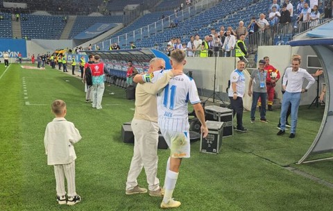 Mihai Rotaru, patronul U Craiova, a sărbătorit pe gazon victoria 5-0 cu FCSB. Foto